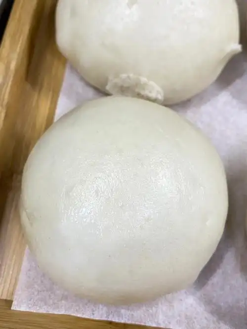 馒头,总有一种没蒸熟的感觉,而且吃起来像在吃糖,太甜了,还不能二次