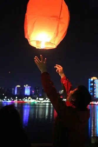 湖北襄阳:市民放孔明灯度平安夜,将愿望写在灯上许愿祈福
