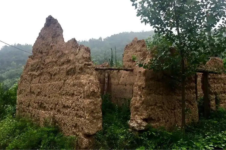 百井二组废弃的土墙房