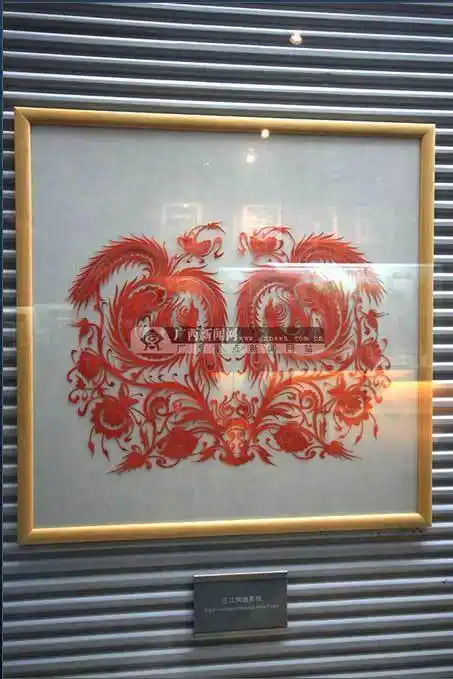 手工剪纸侗族服饰