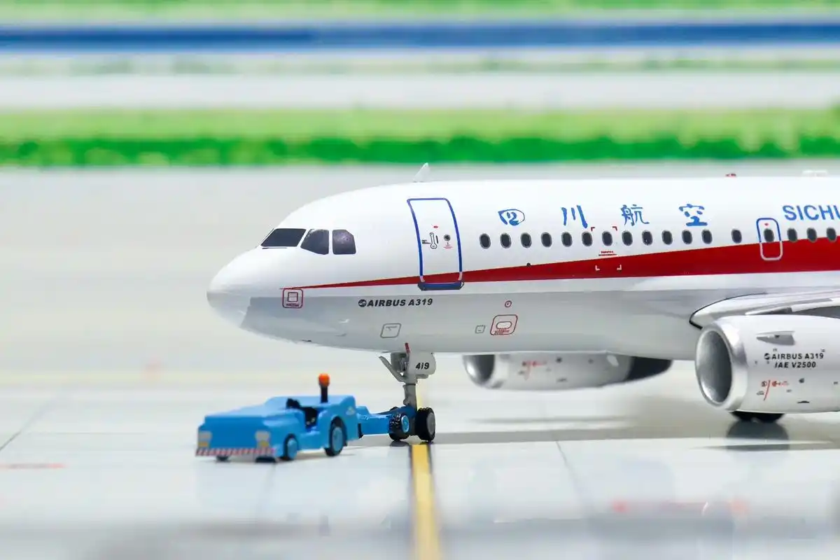 英雄,值得被人们尊敬05|川航8633原型机模型#川航3u8 - 抖音