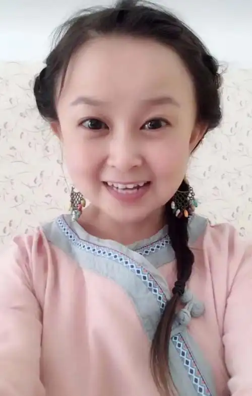 袖珍人朱洁34岁身高1米24小皮影走出大明星如今已嫁人为妻