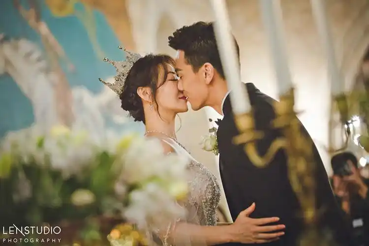 陈紫函戴向宇古堡婚礼仙气逼人激动落泪