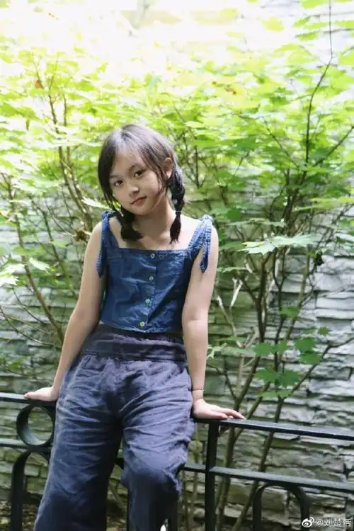 小时候的刘楚恬因长着一张大圆脸还有人说她长大了不会好看,会是下一