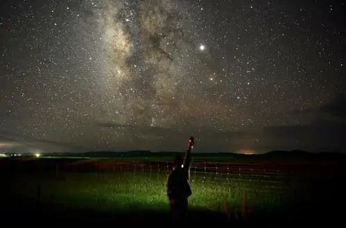 零晨我们来到漆黑的旷野拍摄繁星璀璨的星空.