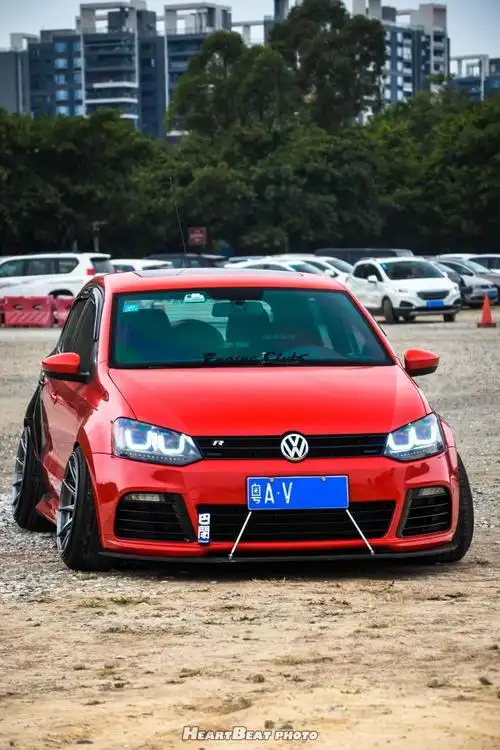 退而求其次选择了pologti如今这辆红黑配的小钢炮改得真帅