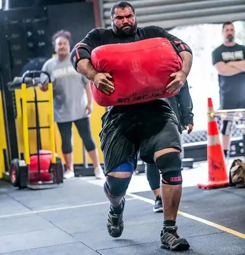 新西兰大力士硬拉380公斤深蹲350公斤能扛着小汽车训练