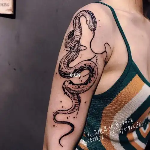 大臂蛇纹身刺青
