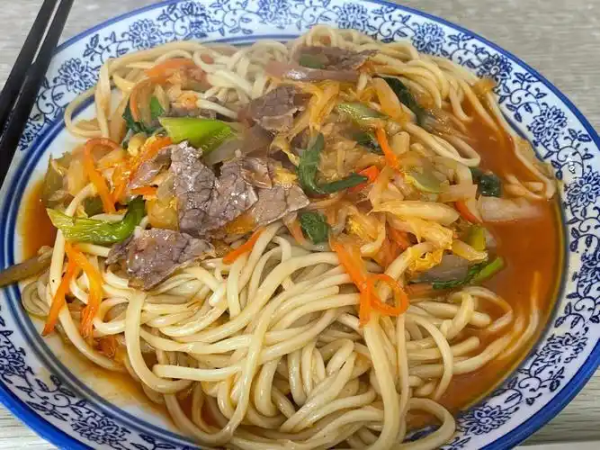 又是路边的一家牛肉炒拉面