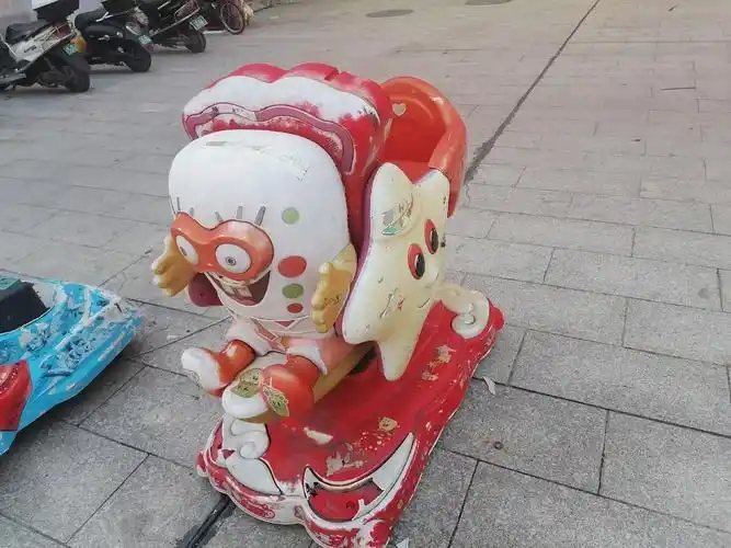 之前有个奶奶带孙子出来玩,觉得他喜欢摇摇车就给塞上去了(当然这