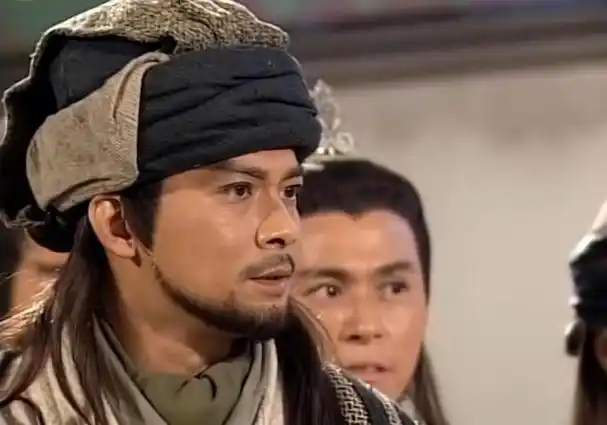 而那么多扮演过乔峰的演员,可以说黄日华认知度最高,他把乔峰义薄云天