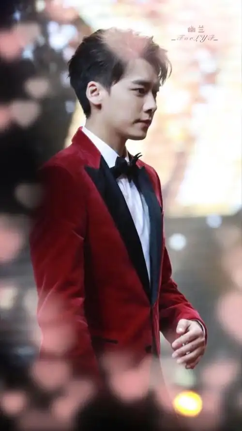 李易峰获得年度好演员奖 红西装太帅了吧