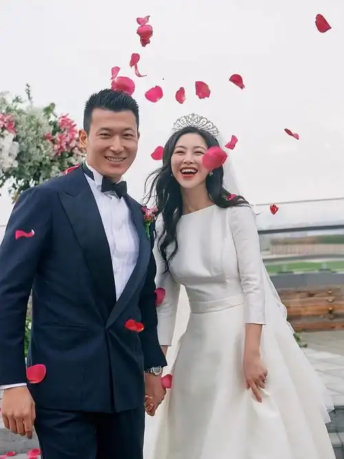 作为全球最美脸孔之一的中国女星朱珠,不仅长得美衣品好,连结婚当天