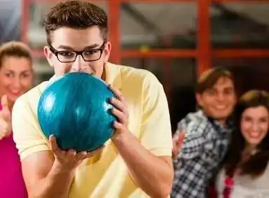 保龄球戴戒指什么意思打保龄球姿势不正确有人因此手指断裂