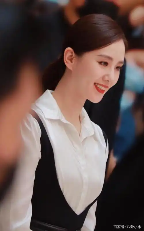 34岁刘诗诗身穿白色衬衣 修长身形完美尽显