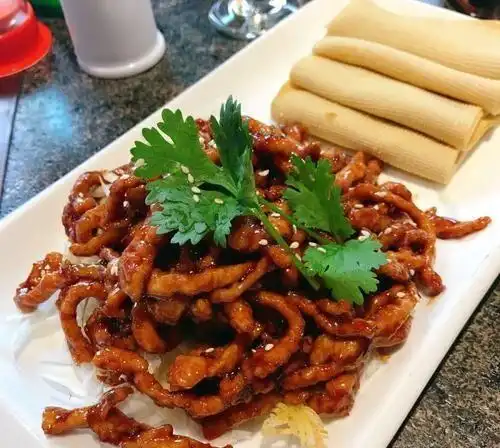 这道菜以猪瘦肉为主要材料,辅以甜面酱,葱,姜和其他调味料,用北方特有