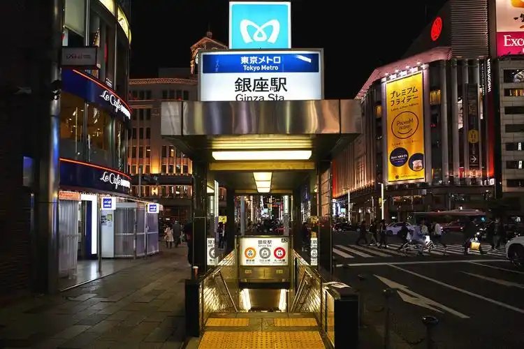 分钟距离的银座站有3条,同样步行5分钟到新富町站,还可以使用有乐町线