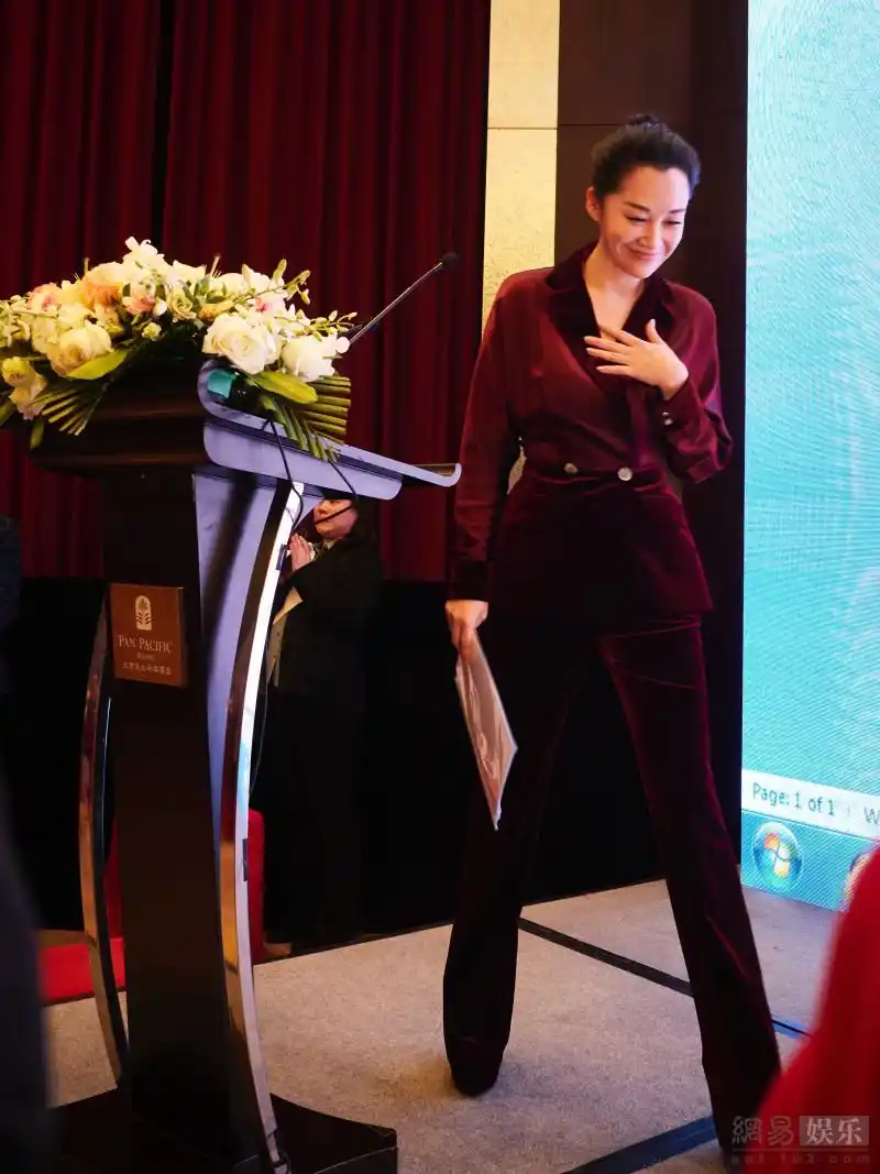 许晴穿酒红色套装气质高级遮脸露美目眼神勾人