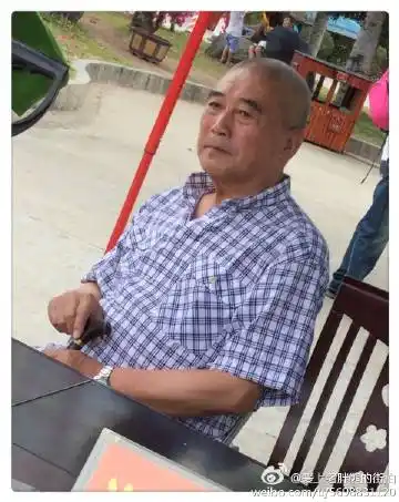 明显不便啦,拄着拐杖老太太还在旁边搀扶一下,绕前面去偷拍,果然,帅伯