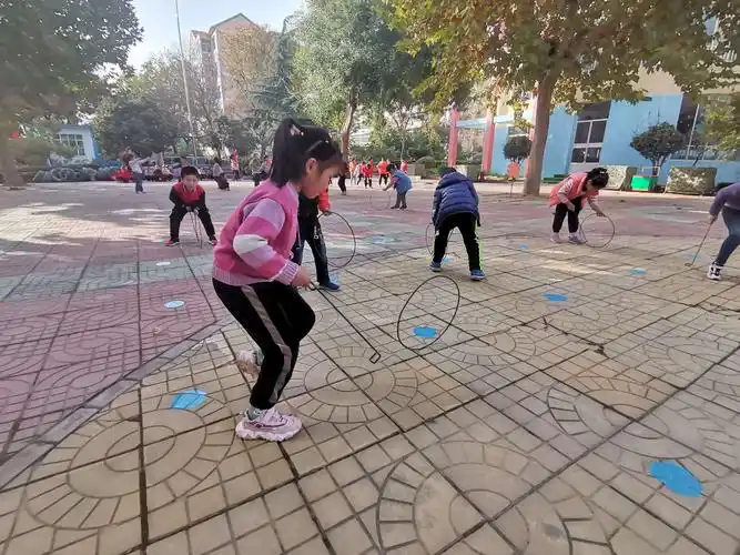 油坊幼儿园大班传统游戏——"趣味滚铁环"