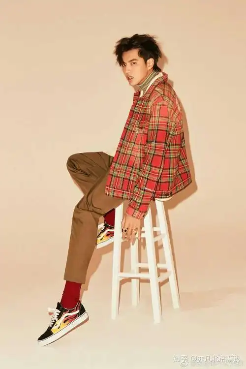 可以说是非常百搭好穿的了 我家吴亦凡可以说是vans野生代言人了 受
