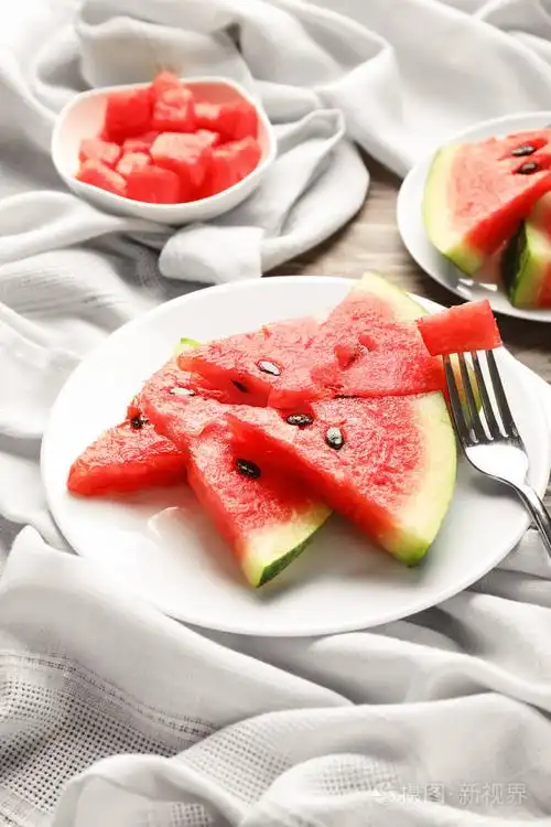 桌上放有甜西瓜片的盘子