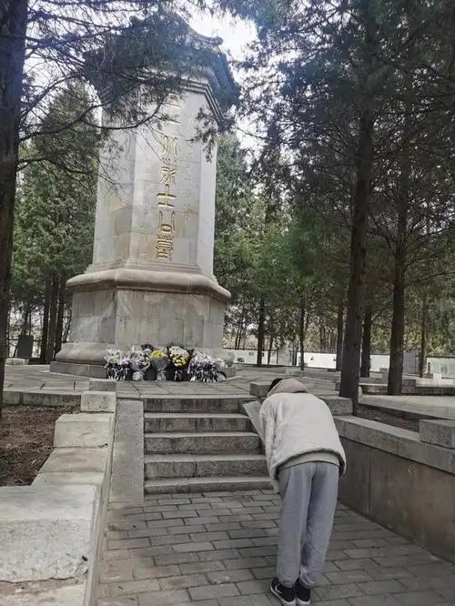 清明祭扫踏青不忘先烈,烈士墓前市民悄悄摆上鲜花