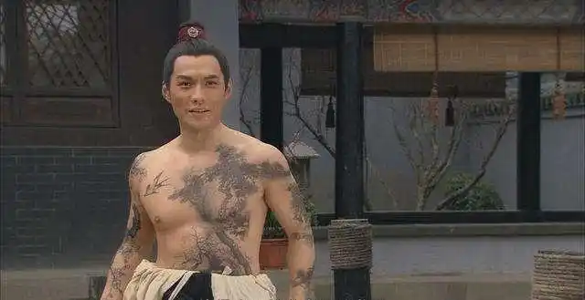 在《水浒传》中,李师师几次三番执意要看浪子燕青身上的纹身.