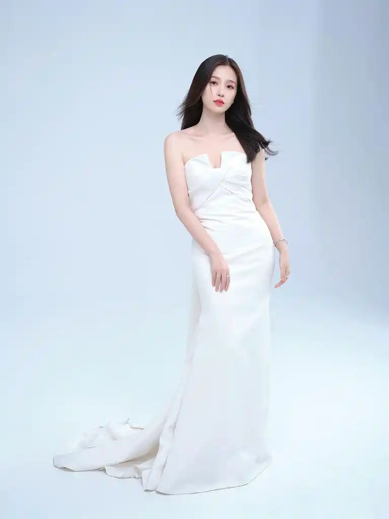 虞书欣拍摄纯白抹胸长裙写真 身材曼妙发丝飞扬精致动人