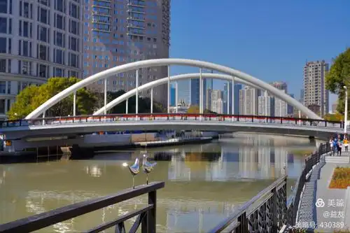 漫步苏州河 写美篇  阳光明媚,与摄友一同漫步在苏州河边,欣赏着桥梁