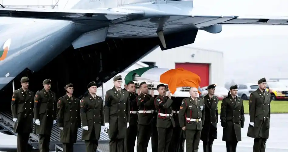 rooney的遗体周一早上由空军飞机送回爱尔兰