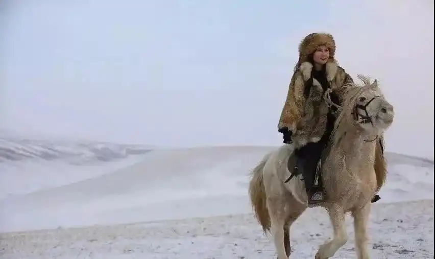 马背上的蒙古姑娘