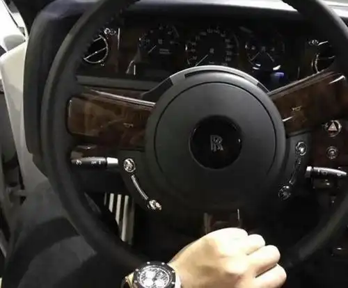 老板亲自开劳斯莱斯大幻影去加油,加油工的话让车主"无言以对"