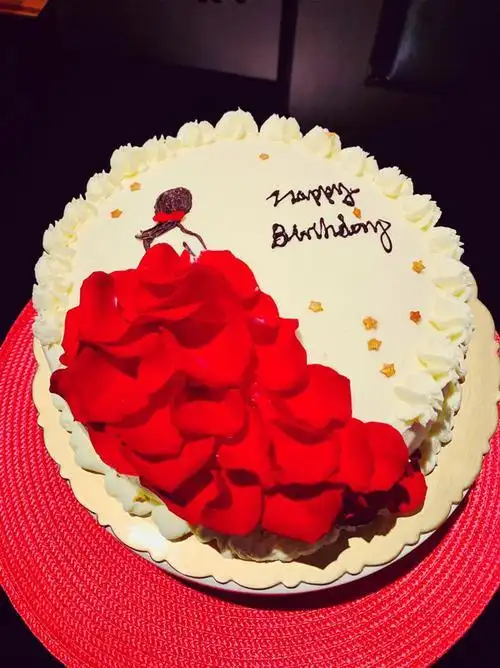喆和林做的玫瑰花瓣美女背影生日蛋糕
