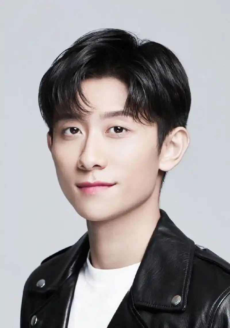 张一山1992年生于北京,8岁开拍广告片,此后在电视上很少露面,直到在