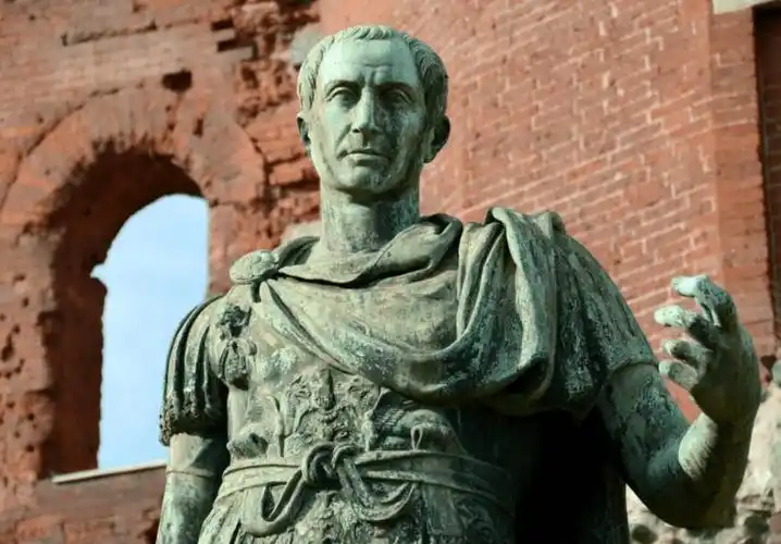 无比传奇的"凯撒大帝",死前竟被捅了23刀,他的结局为何如此窝囊?_罗马