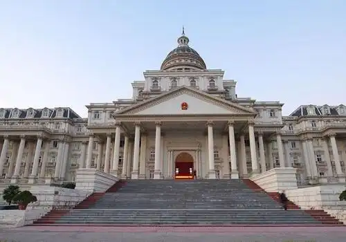 这栋被称为"阜阳白宫"的阜阳政府办公大楼,堪称是美国国会大厦和美国