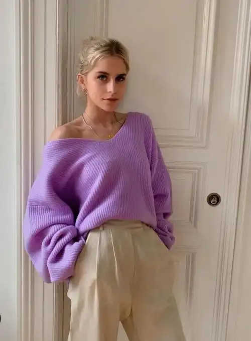 淡紫色毛衣温柔浪漫,搭配相对更利落的外套,整体不会浮夸.