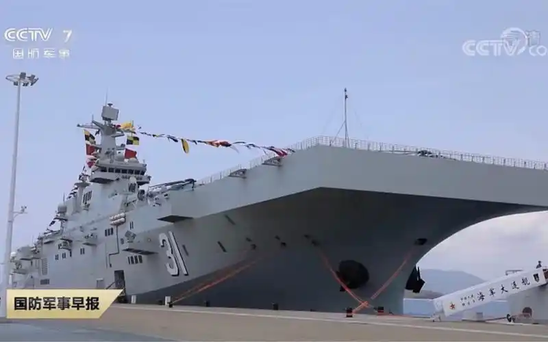 075两栖攻击舰首舰海南舰海上训练画面曝光.真的太帅了!