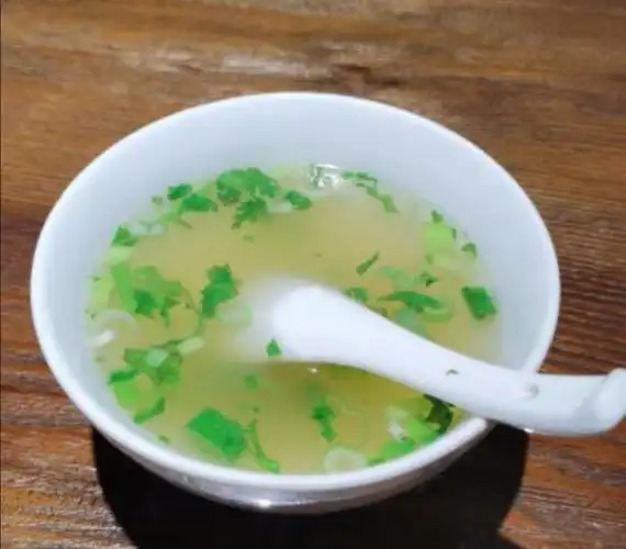 先来一碗汤,葱花香菜一撒,不油不腻.清香扑鼻