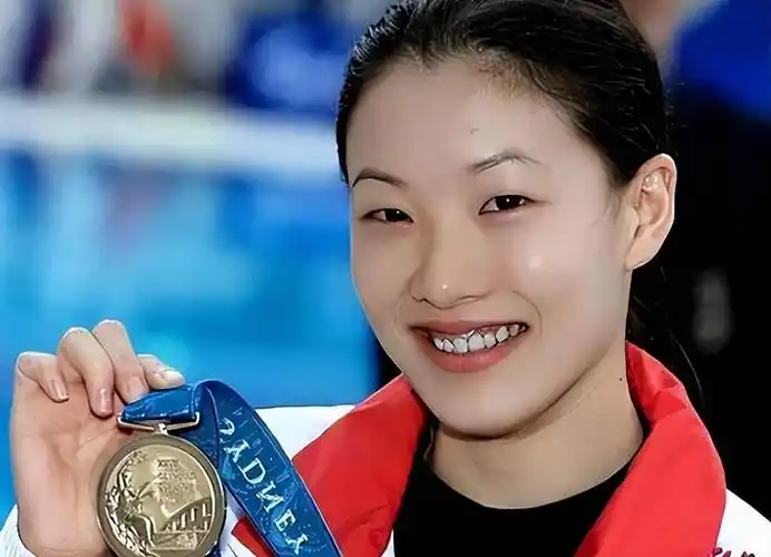 跳水女皇伏明霞:丈夫已七旬,大儿子已20,家庭幸福美满