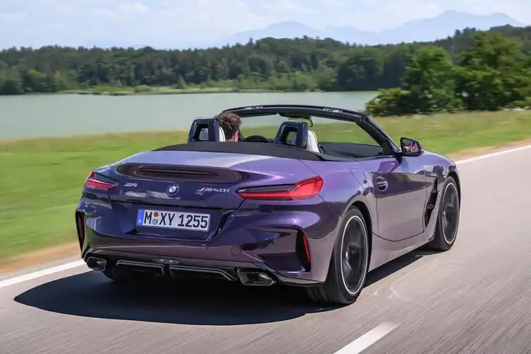 新款宝马z4敞篷跑车上市,提供2.0t和3.0t动力,售价49.39万元起