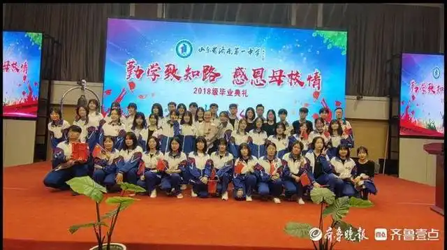 校服上写满签名和祝福,为高中生活留下最美好回忆