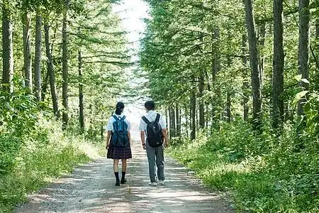 男生帮女生拉拉链背景