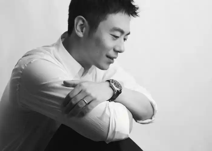 朱亚文白衣造型大片释出微笑治愈眼神写满故事氛围