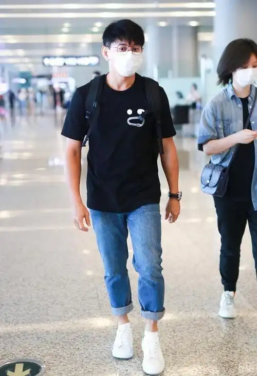 吴奇隆年近半百不忘运动穿运动装打高尔夫全身肌肉还是很结实