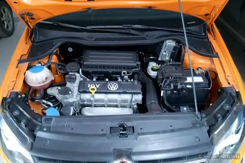 大众polo发动机舱