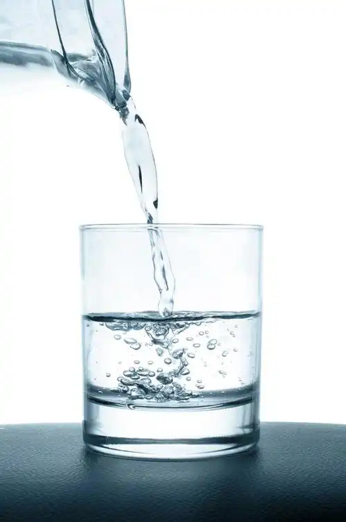 倒杯水,在白色背景上倒杯水