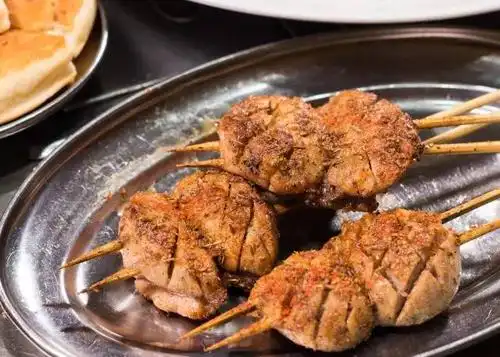 羊宝的口感非同一般,烤脆了的外表之下,内里相对塌软,不过味道也很不