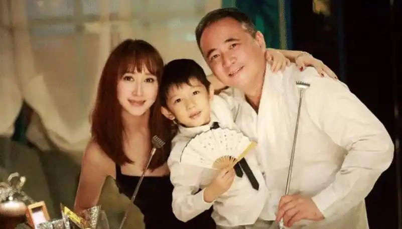 胡静与富豪老公罕同框庆水晶婚,朱兆祥暴瘦两鬓斑白,夫妻似隔辈_妻子